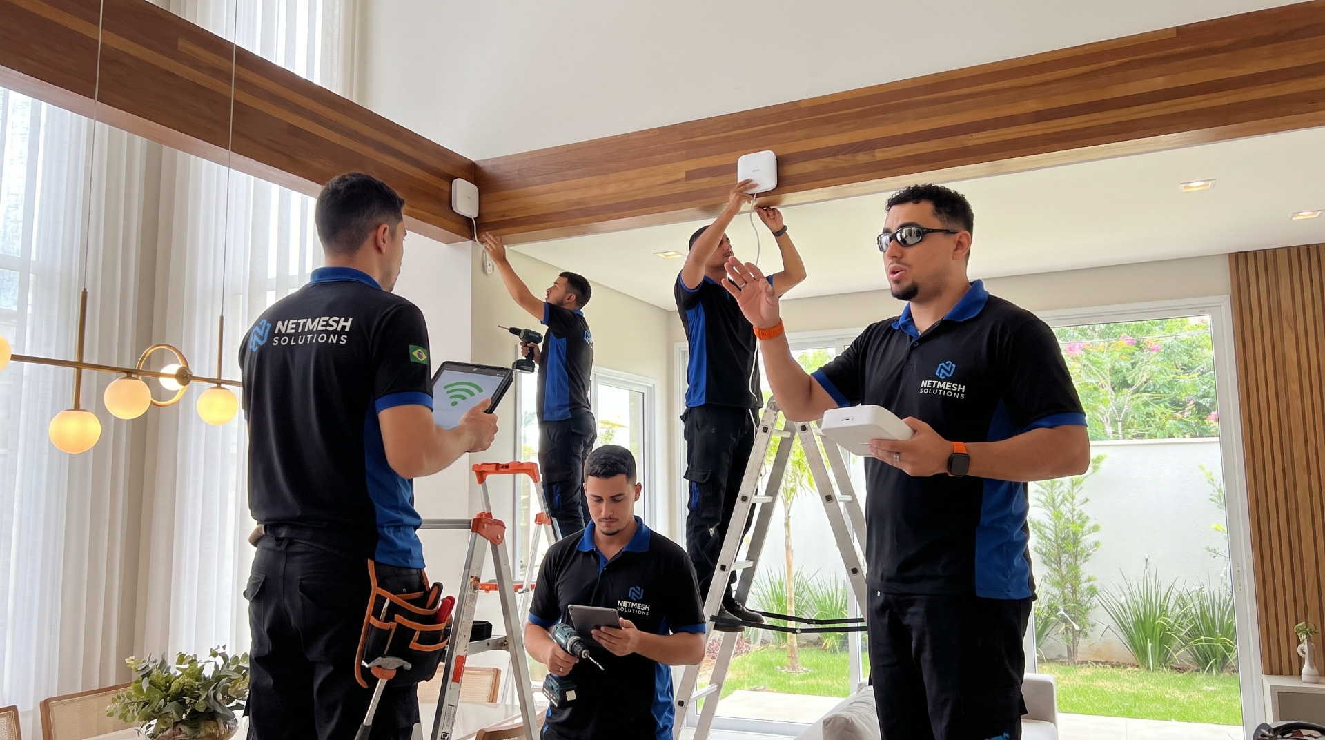 Equipe instalando access points de Wi-Fi no teto de uma casa